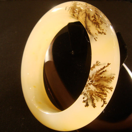 黄龙也疯狂 黄龙玉水草花精品手镯受追捧(图