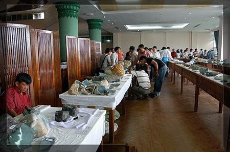 缅甸翡翠赌石市场游记 看看疯狂赌石的背后_环