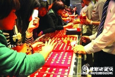 市民抢购黄金热 专家建议择机分批购买_环球收