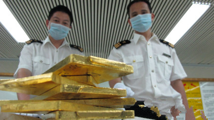 香港男子脚踩4公斤黄金欲走私被抓获(图)_环球